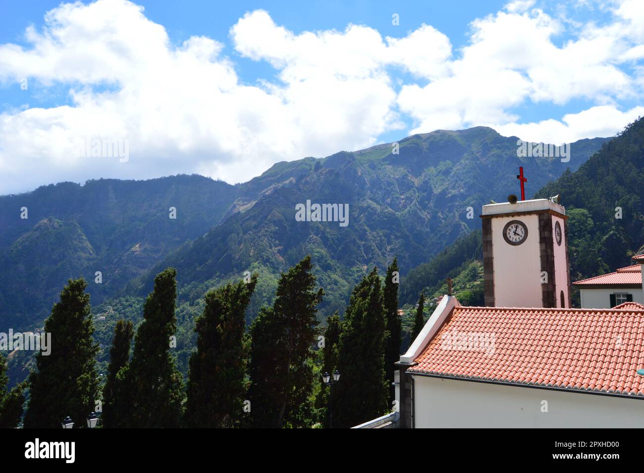 Vue photo de l'église avec toit rouge sur une montagne tropicale verte Banque D'Images