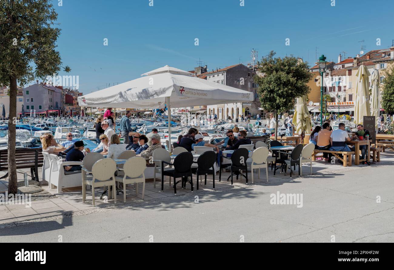 Les gens se détendent dans les restaurants, les cafés, les bars sur la promenade surplombant la vieille ville médiévale historique et le port de plaisance dans la rue Obala Alda Rismonda Banque D'Images