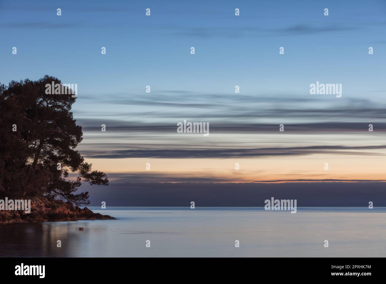 Paisible, paisible et calme mer Adriatique vue de l'île de Katarina dans le port de Rovinj, Istria Banque D'Images