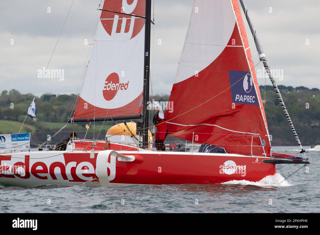 Basile Bourgnon et Violette orange (Edenred) au début de la Transat Paprec 2023, classe Figaro Beneteau, course transatlantique en doubles mixtes entre Concarneau et Saint-Barthelemy (îles des Antilles françaises) sur 30 avril 2023 à Concarneau, France - photo: Nicolas Pehe/DPPI/LiveMedia Banque D'Images