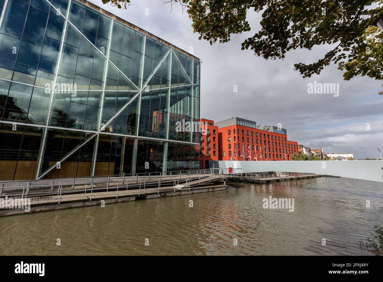 Lamot Congress, patrimoine, centre de conférences (à gauche), ancienne brasserie, près de la rivière Dyle avec le pont Lamot et la promenade au bord de la rivière Djilpad, Malines, Belgique Banque D'Images