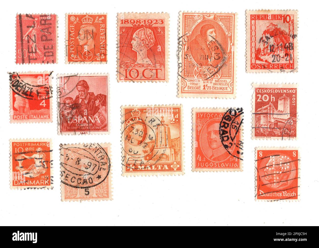 Timbres-poste orange vintage d'Europe isolés sur fond blanc. Banque D'Images