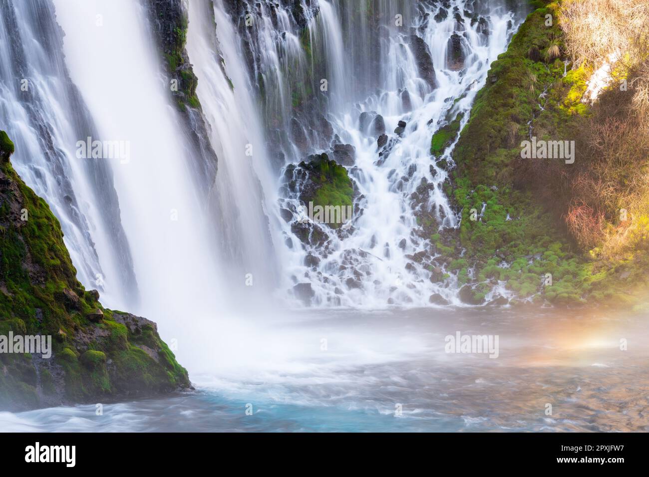 Une vue panoramique sur les chutes de Burney en Californie, avec une chute d'eau en cascade sur le bord d'une falaise rocheuse Banque D'Images