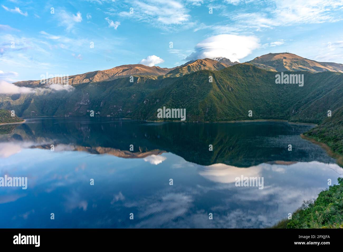 Lac de cratère de Cuicocha au pied du volcan Cotacachi dans les Andes équatoriennes. Banque D'Images