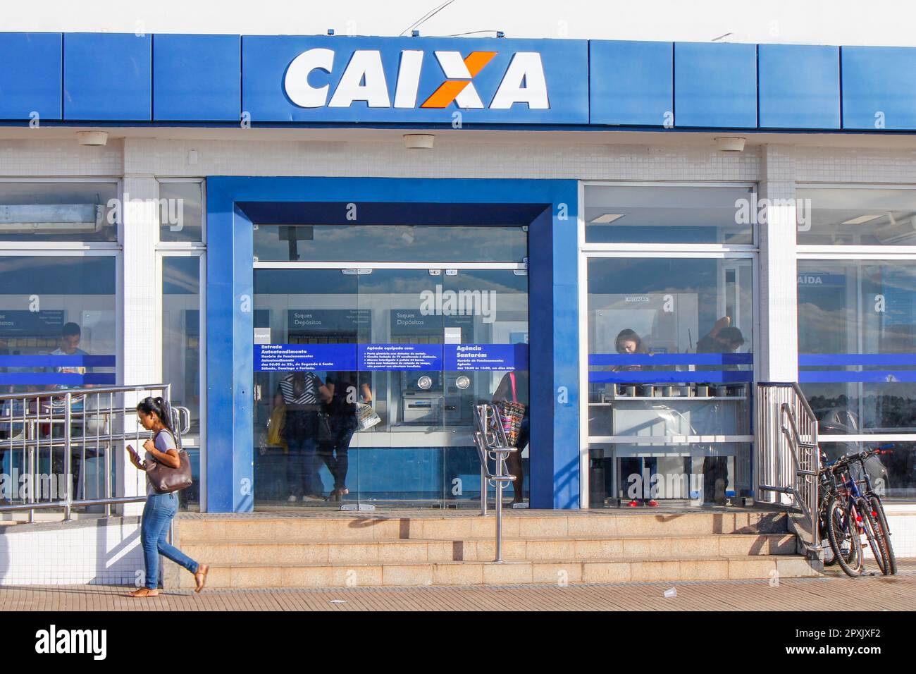 Agence bancaire de la Caixa, une institution financière brésilienne appartenant au gouvernement, à Santarem Banque D'Images