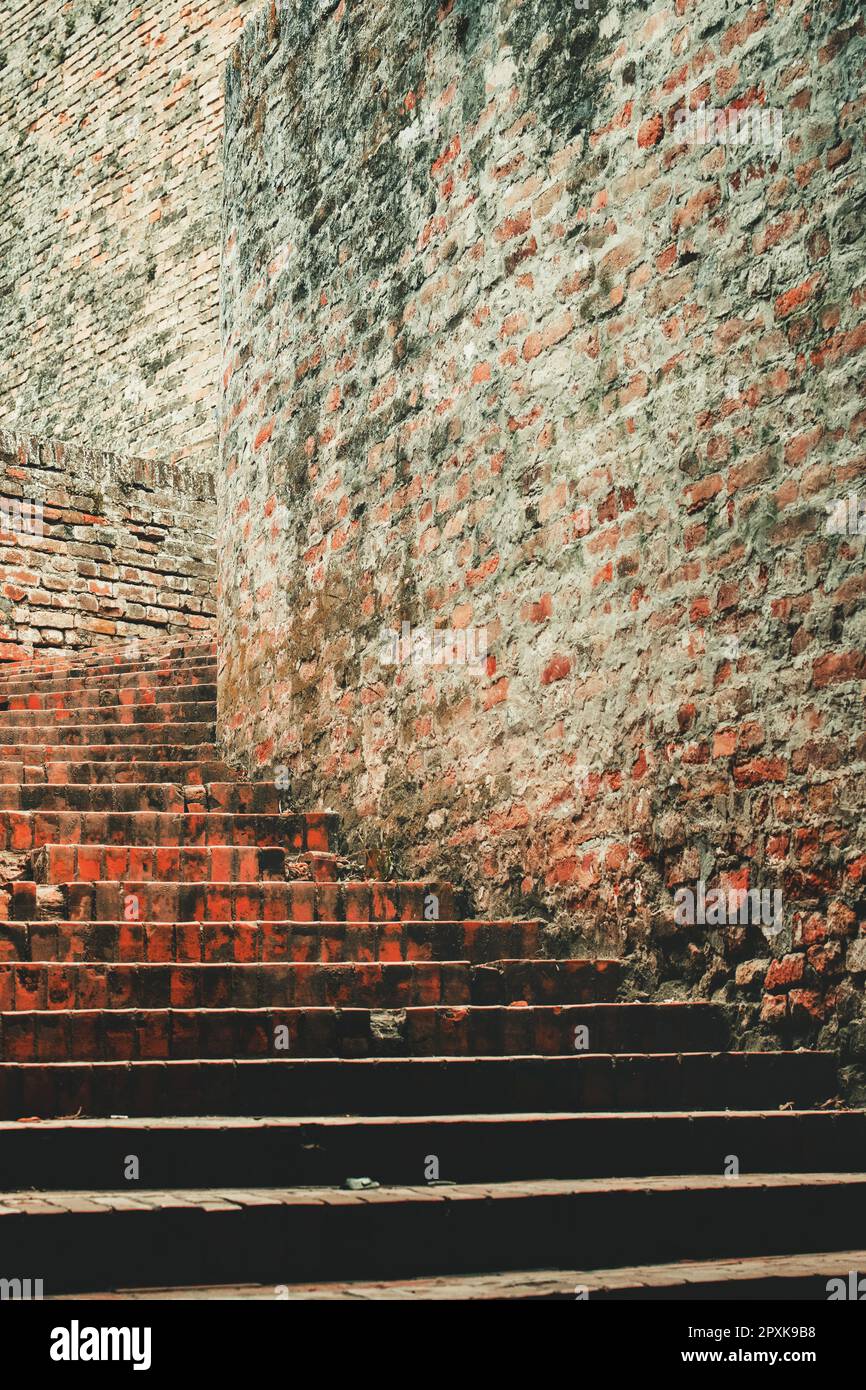 Ancien escalier fait de briques rustiques comme arrière-plan abstrait, foyer sélectif Banque D'Images