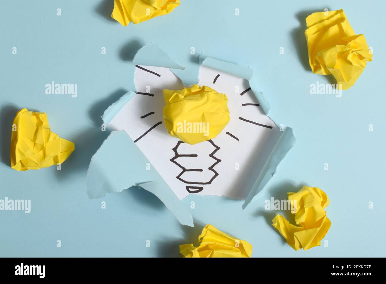 Idées de pensée créative et concept d'innovation. Boule de papier de couleur jaune avec symbole d'ampoule Banque D'Images