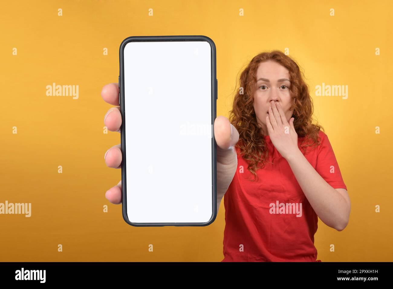 Smartphone avec écran blanc et blanc posé sur un arrière-plan de studio coloré Banque D'Images