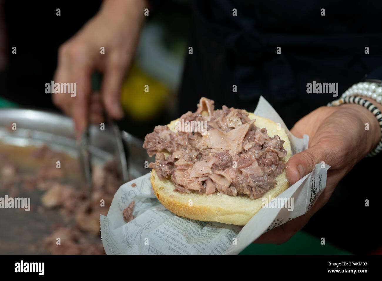 Préparation de Sandwich avec Lampredotto, l'alimentation de rue typique de Toscane Banque D'Images