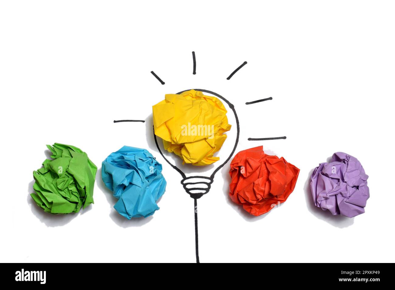 Idées de pensée créative et concept d'innovation. Boule de papier de couleur jaune avec symbole d'ampoule Banque D'Images