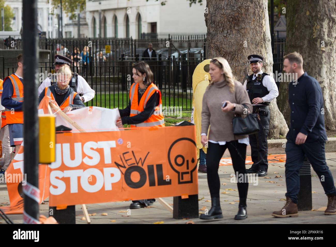 Les policiers discutent avec les activistes Just Stop Oil à Westminster, dans le centre de Londres. Banque D'Images