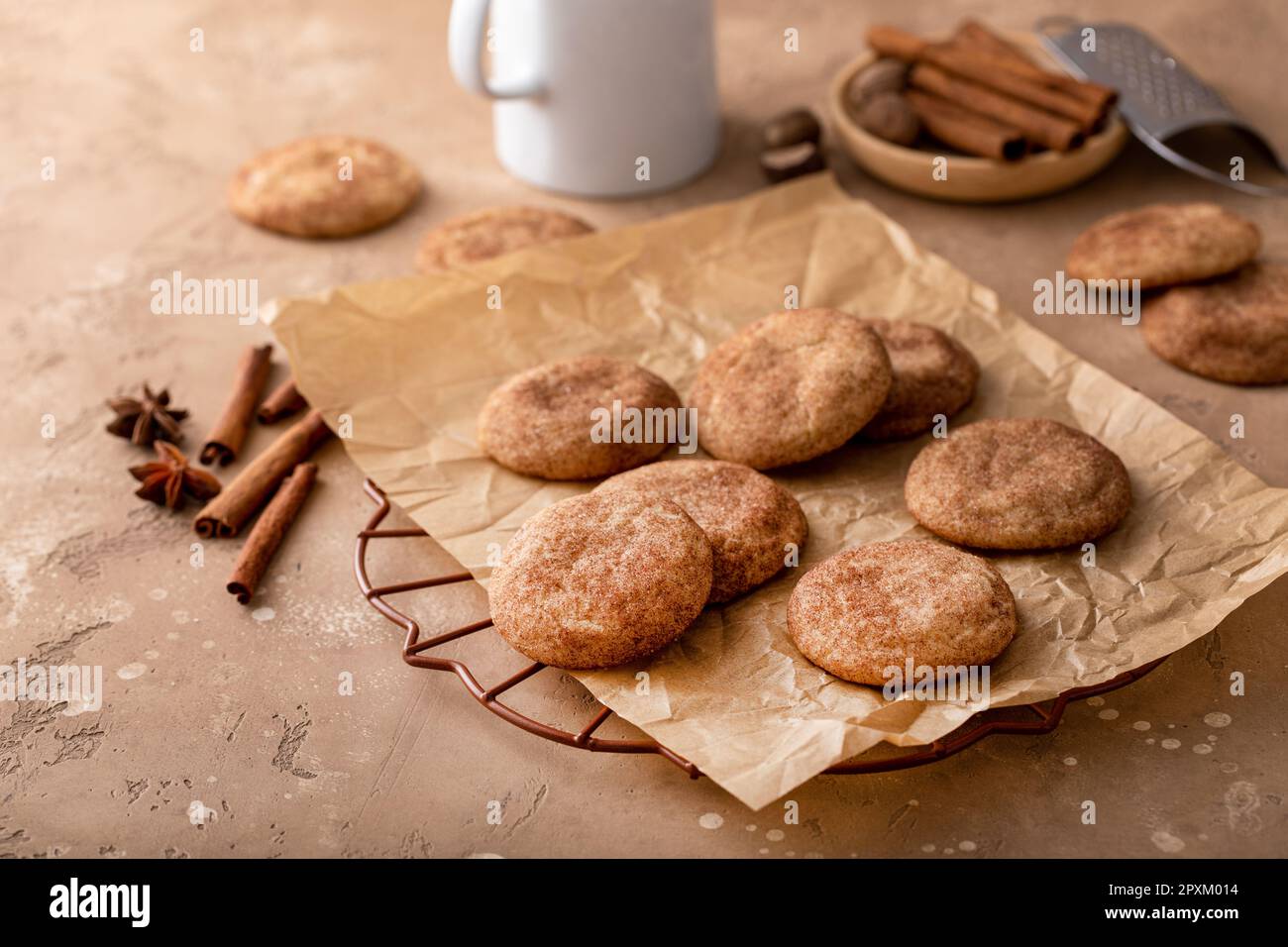 Biscuits à la cannelle avec du sucre cannelle sur un papier parchemin au lait, biscuits snickerdoodle classiques Banque D'Images