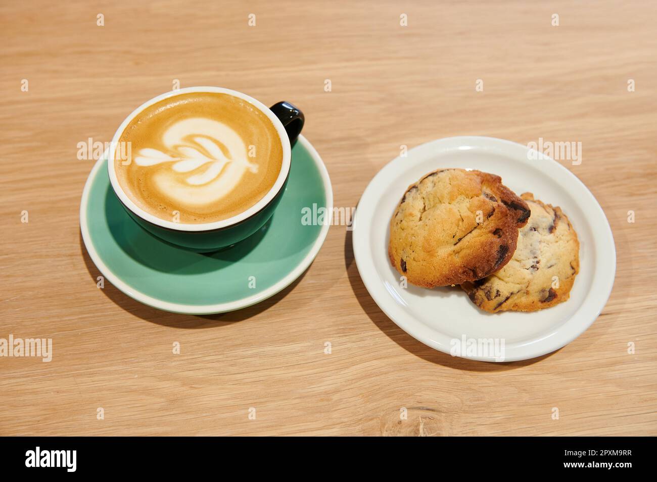 Tasse de café avec biscuits sur une table en bois Banque D'Images