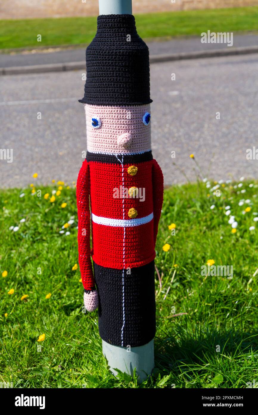 Poole, Dorset, Royaume-Uni. 2 mai 2023. Un gardien soldat autour d'un lampadaire surveillant à Poole, Dorset pour le couronnement du roi Charles III Crédit : Carolyn Jenkins/Alamy Live News - bombardement de fil, bombe de fil Banque D'Images