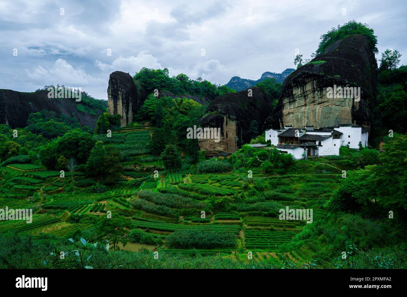 Vue panoramique sur les montagnes Wu Yi en Chine, avec des habitations traditionnelles en premier plan Banque D'Images