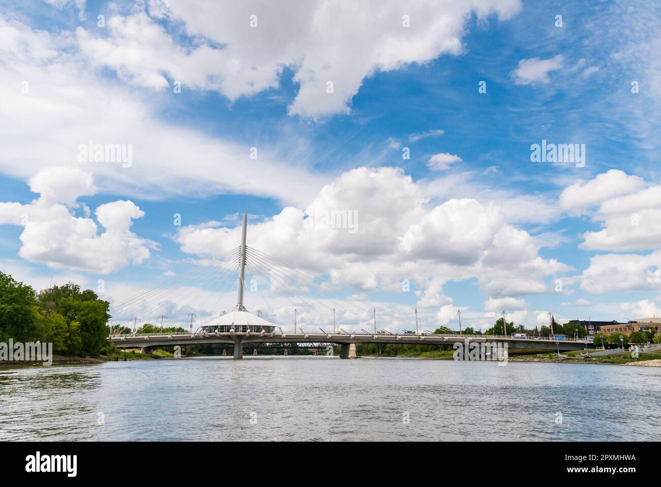 La passerelle piétonne Esplanade Riel reliant le centre-ville de Winnipeg à St. Boniface de l'autre côté de la rivière Rouge, au Manitoba, au Canada Banque D'Images