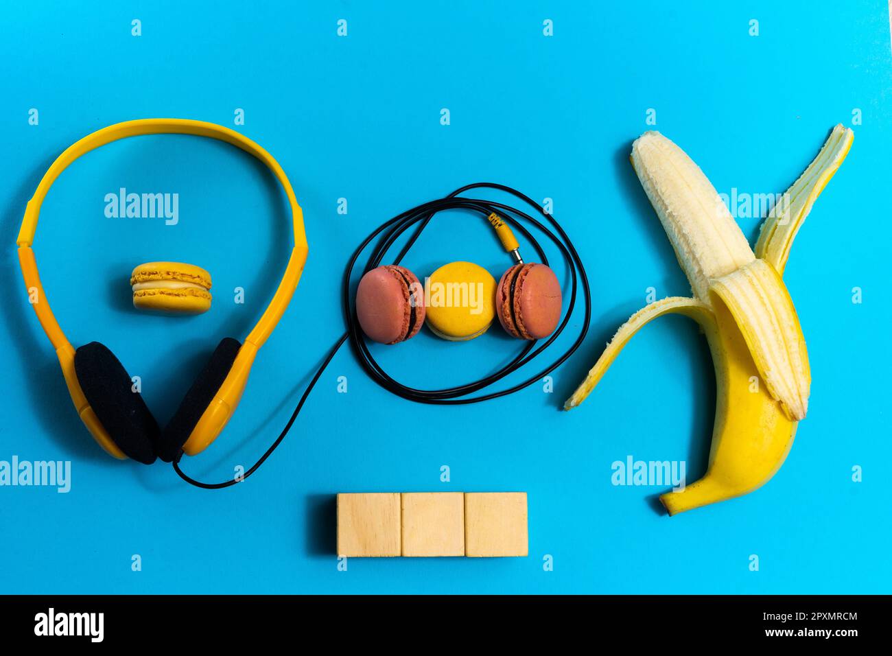 Concept de pose à plat minimaliste, écoute une musique.Casque, banane sur  fond bleu.Vue de dessus Photo Stock - Alamy