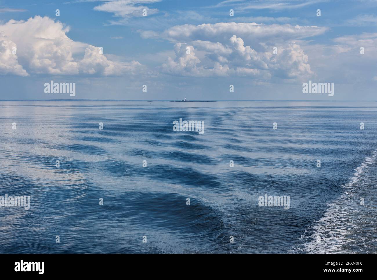 Calme, serein, paisible, mer de Skagerrak à l'est de la mer du Nord par Jutland Danemark, la côte de Bohuslan Suède et le sud de la Norvège avec un grand ciel bleu et des nuages. Banque D'Images