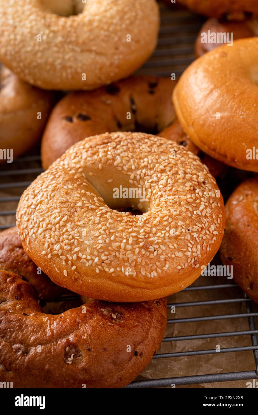 Variété de petits pains fraîchement cuits sur un panier de réfrigération prêt pour le petit déjeuner Banque D'Images
