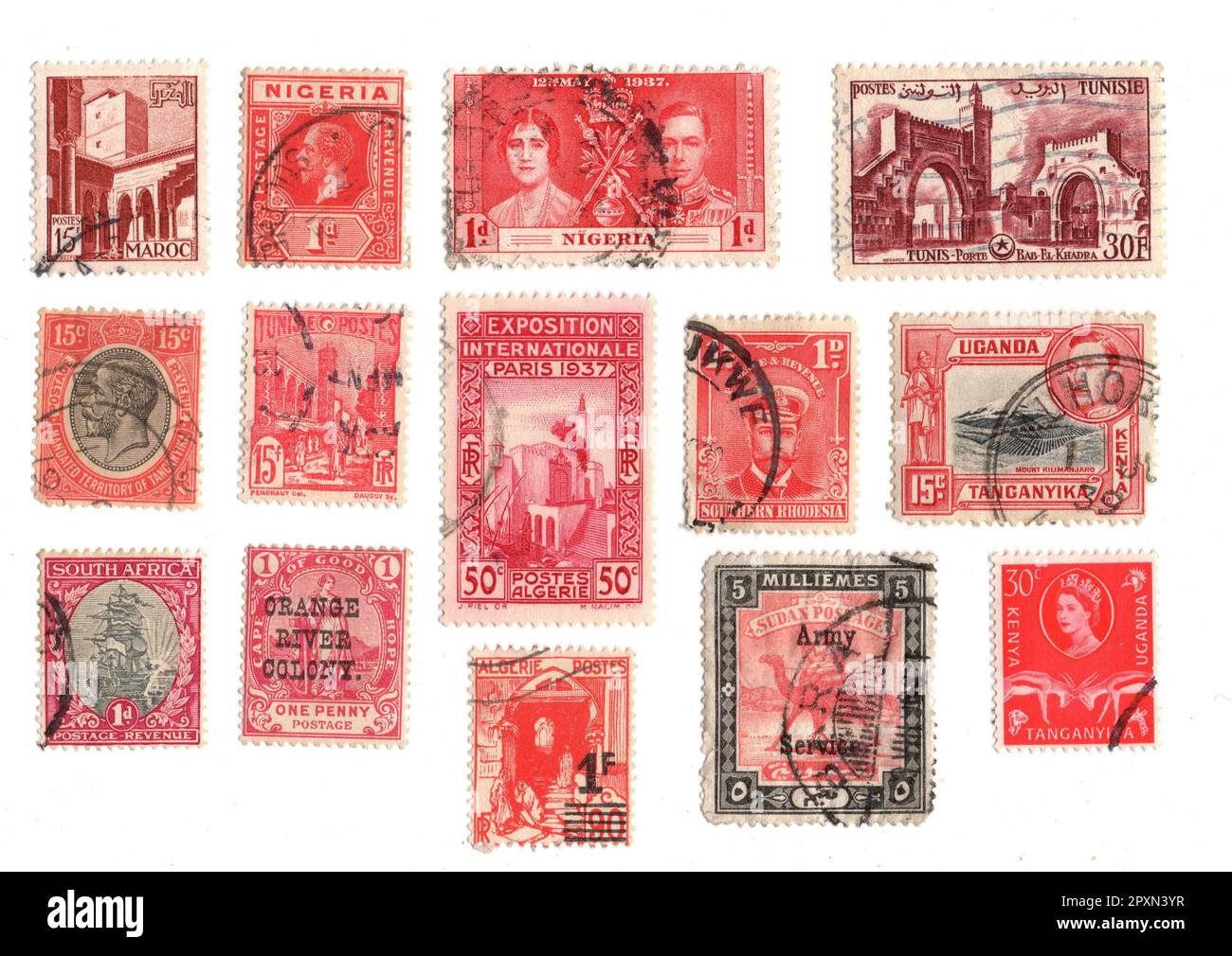 Timbres-poste vintage rouges d'Afrique isolés sur fond blanc. Banque D'Images