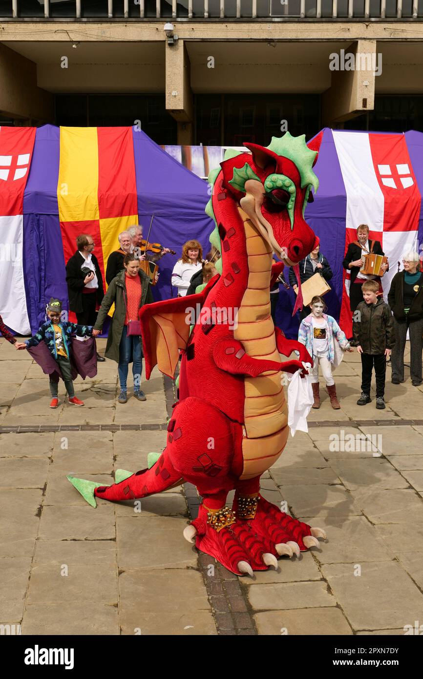 Derby des célébrations de la Saint George 2023. Un dragon de 10 mètres de haut sur la place du marché dans le centre-ville de Derby un samedi après-midi. Banque D'Images