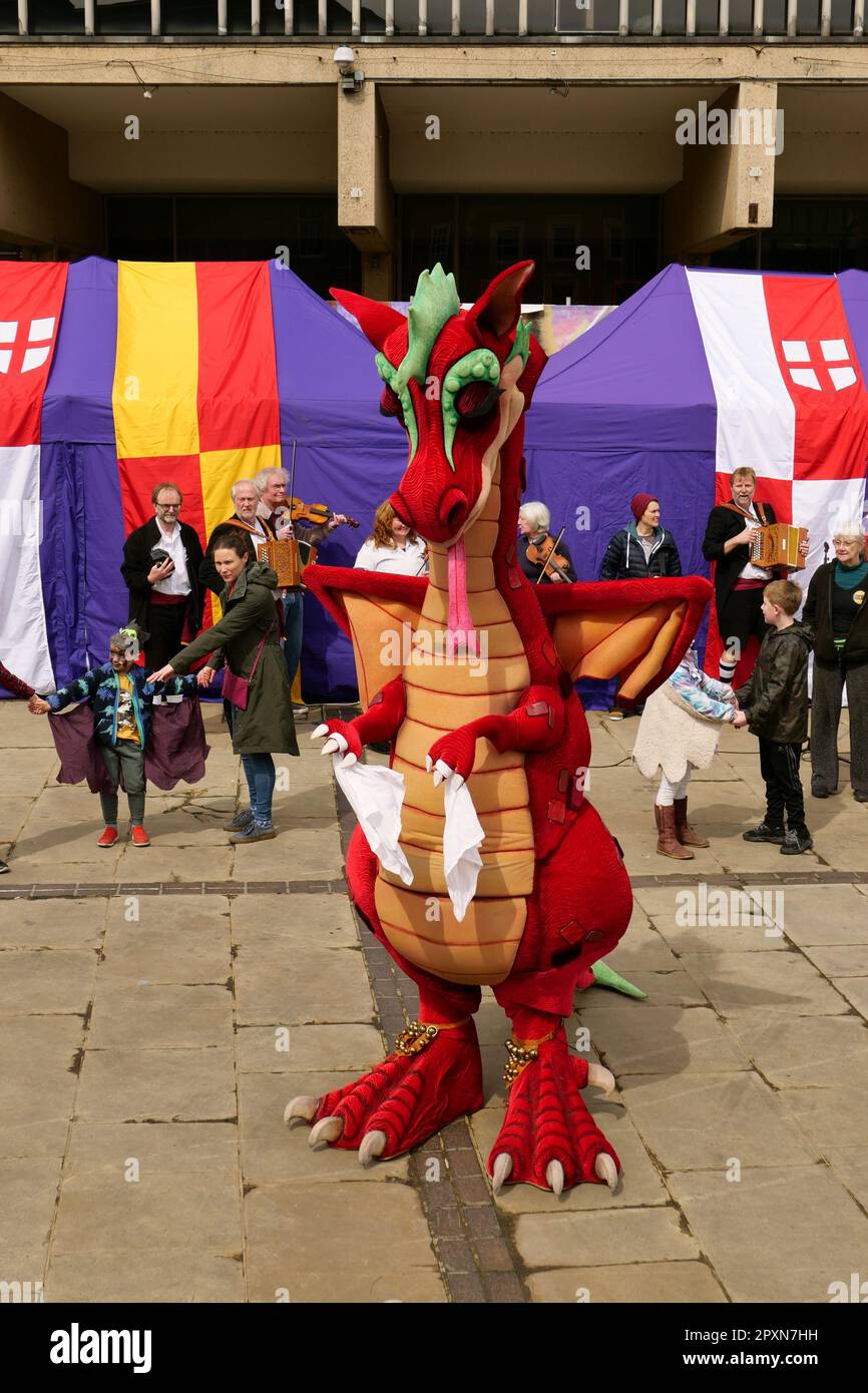 Derby des célébrations de la Saint George 2023. Un dragon de 10 mètres de haut sur la place du marché dans le centre-ville de Derby un samedi après-midi. Banque D'Images