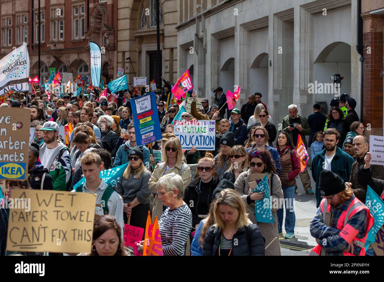 Londres,2nd,mai,2023.les membres du Syndicat national de l'éducation (NEU) prennent part à une action de grève des enseignants dans le cadre d'une campagne visant à gagner une augmentation de salaire entièrement financée, au-dessus de l'inflation.Ceci fait suite à une offre de salaire et de financement du gouvernement qui a été rejetée par 98% des membres du NEU créditent Richard Lincoln/Alamy Live News Banque D'Images