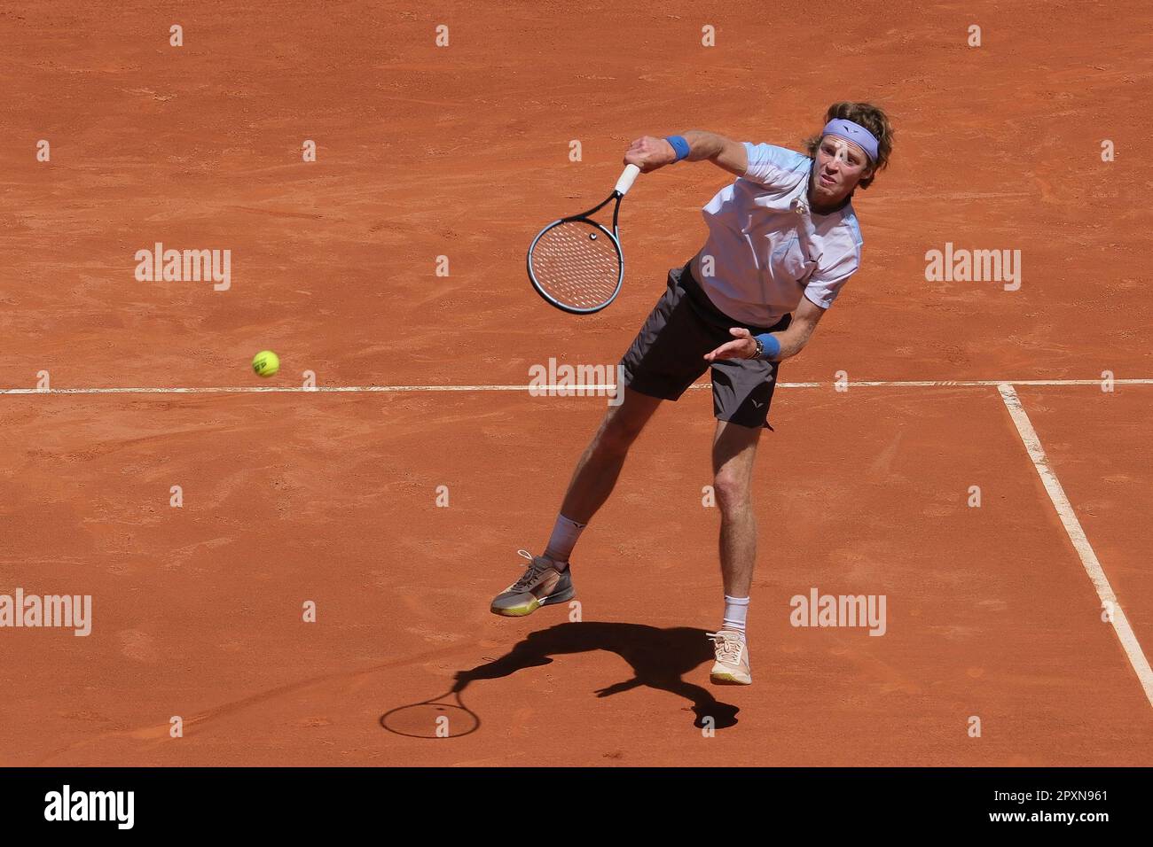 Madrid, Espagne. 02nd mai 2023. Andrey Rublev, de Russie, joue contre Karen Jachanov, d'Arménie, le neuvième jour de l'Open de Mutua Madrid à la Caja Magica à Madrid. Crédit : SOPA Images Limited/Alamy Live News Banque D'Images