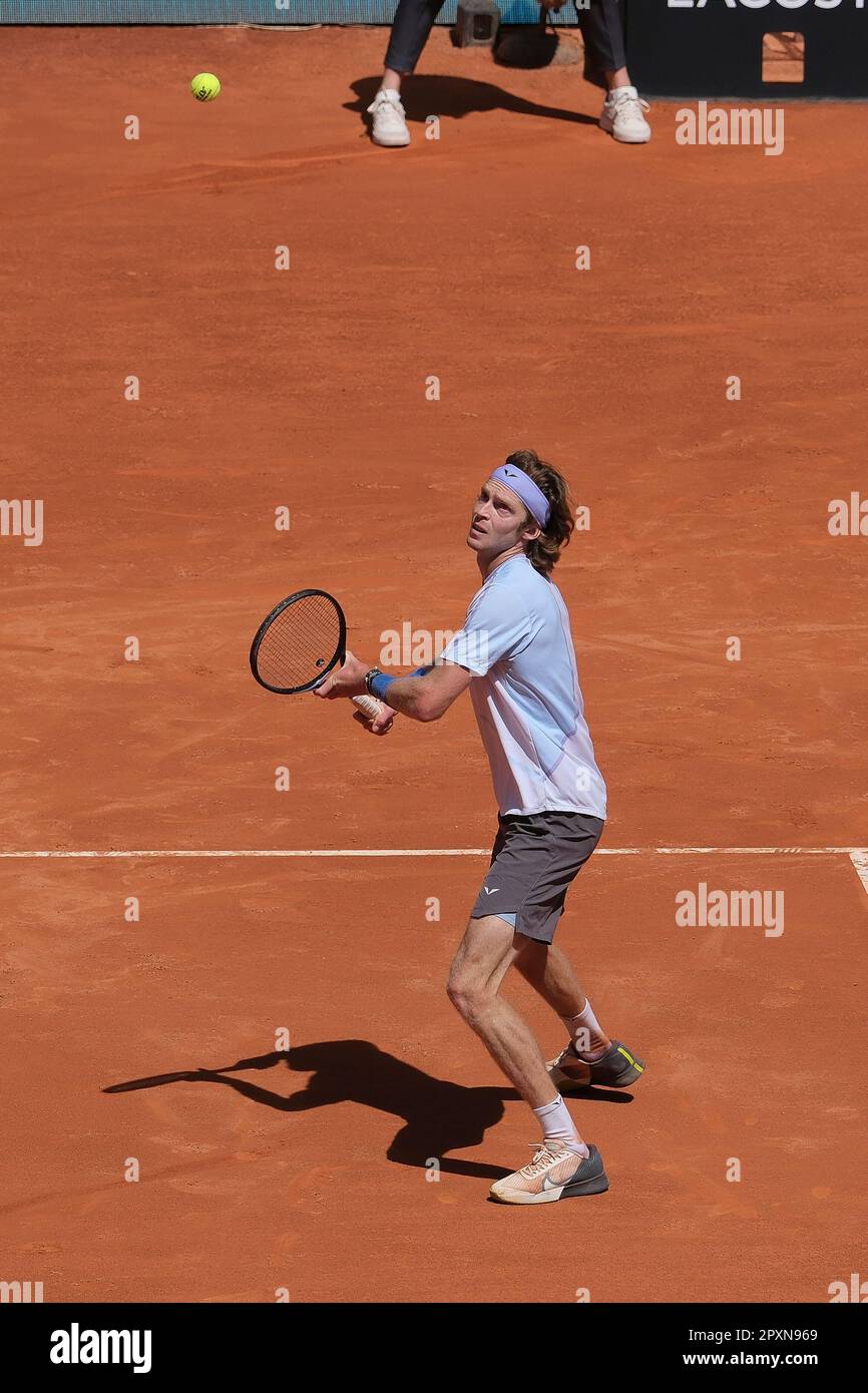 Madrid, Espagne. 02nd mai 2023. Andrey Rublev, de Russie, joue contre Karen Jachanov, d'Arménie, le neuvième jour de l'Open de Mutua Madrid à la Caja Magica à Madrid. Crédit : SOPA Images Limited/Alamy Live News Banque D'Images