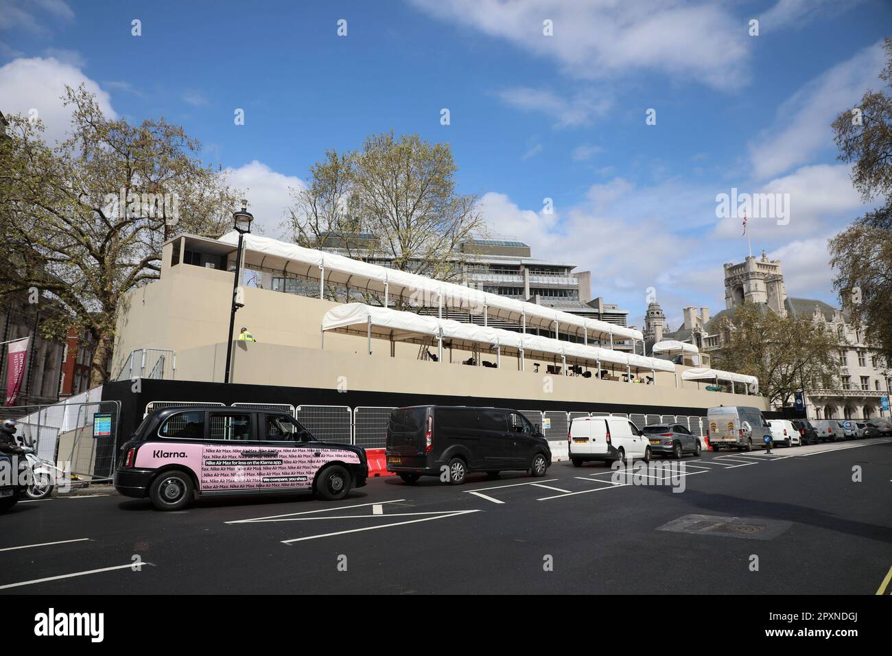 Londres, Royaume-Uni. 02nd mai 2023. Un grand stand est en cours de construction pour les médias à l'extérieur de l'abbaye de Westminster avant le couronnement du roi ce samedi à Londres, mardi, 02 mai 2023.des milliers de personnes du monde entier devraient arriver à Londres au cours des prochains jours. Photo de Hugo Philpott/UPI crédit: UPI/Alay Live News Banque D'Images