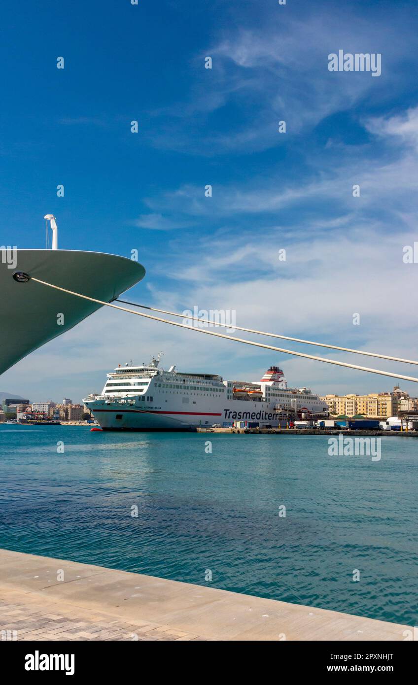 Bateaux amarrés dans le port de Malaga sur la Costa del sol en Andalousie, dans le sud de l'Espagne. Banque D'Images