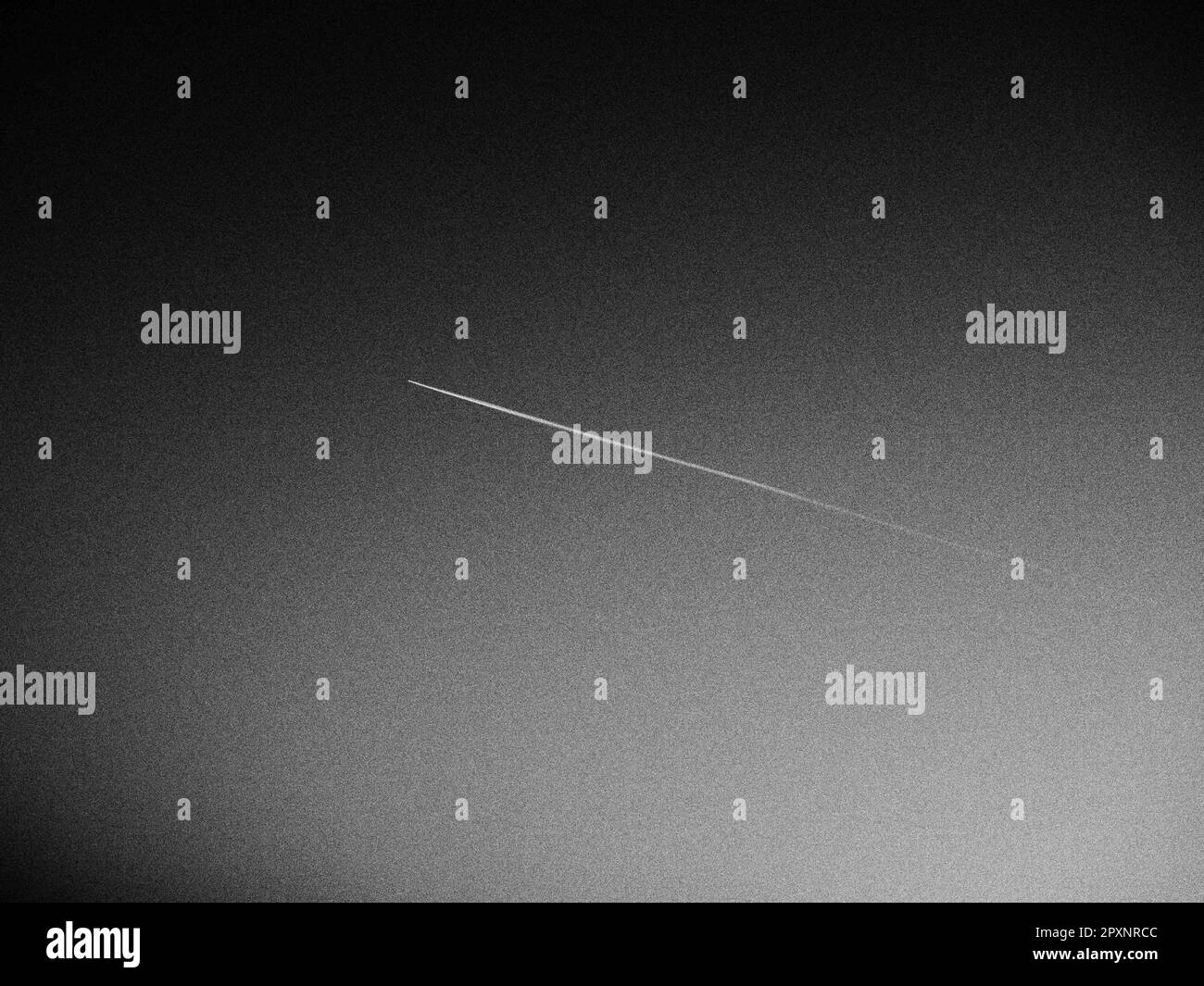 l'avion et le sentier dans le ciel sont noirs ou gris. Arrière-plan abstrait sur un thème d'espace ou d'aérodynamisme. Grain accru. Gradient de lumière. Banque D'Images