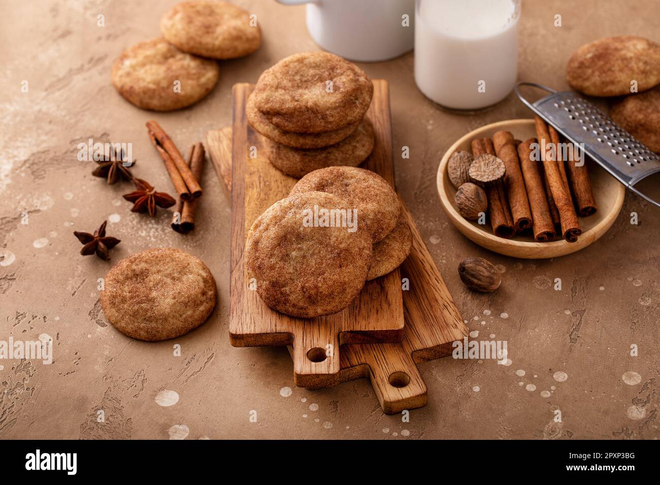 Biscuits à la cannelle avec du sucre cannelle sur une planche de bois avec du lait, biscuits snickerdoodle classiques Banque D'Images