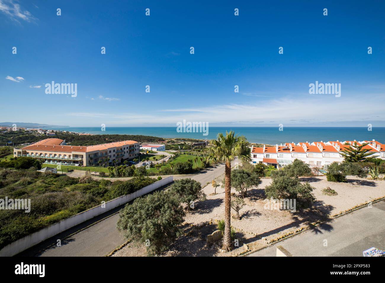 Océan Atlantique et maisons aux murs blancs, vues d'en haut. Casal do Carido, Ericeira. Portugal Banque D'Images