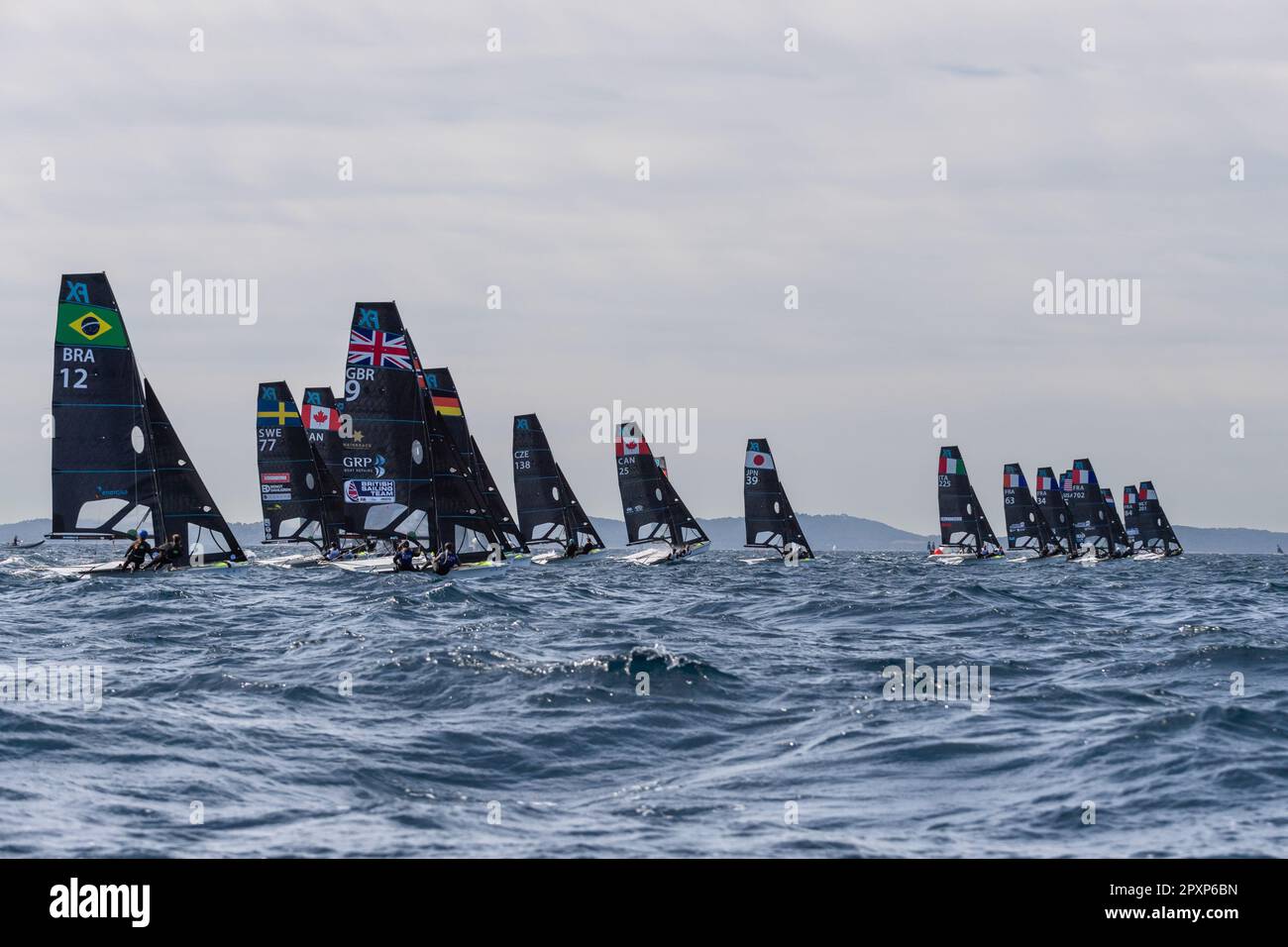 Hyères, France. 25th avril 2023. Ligne de départ d'une course dans la catégorie FX le jour 2 au cours de la semaine olympique française 2023. La semaine olympique française 2023 aura lieu à Hyères-les-Palmiers du 23 au 30 avril 2023 et réunira les meilleurs spécialistes du monde en voile pour les futurs Jeux Olympiques de Paris 2024. Crédit : SOPA Images Limited/Alamy Live News Banque D'Images