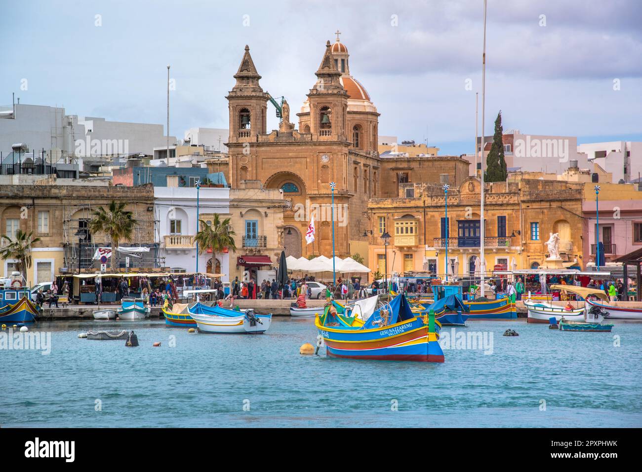 Bateaux de pêche traditionnels dans le village méditerranéen de Marsaxlokk, Malte Banque D'Images