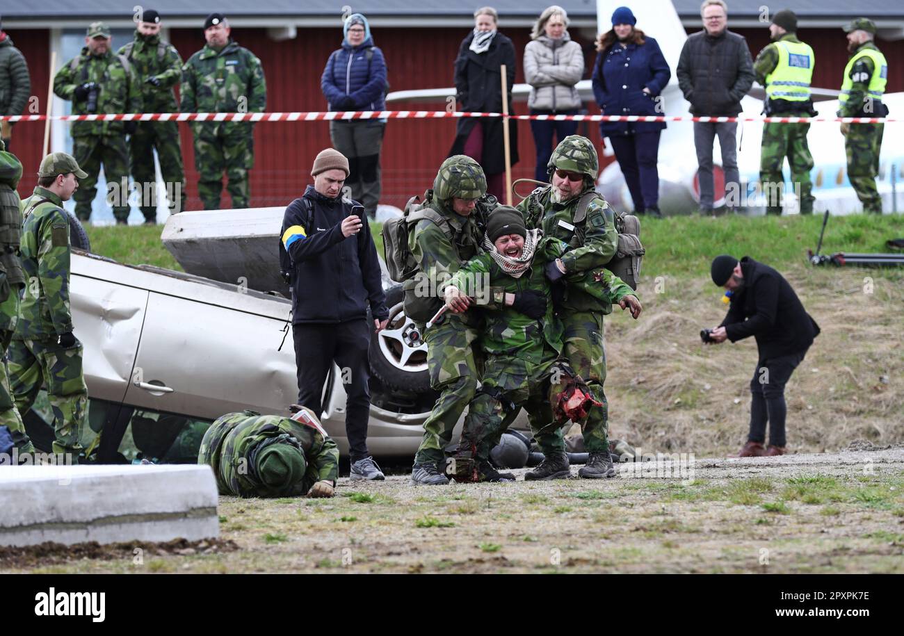 Malmslätt, Suède. 2nd, mai 2023. Le grand exercice militaire Aurora23, à la base aérienne de Malmen, Malmslätt, en Suède, pendant mardi. Au cours de l'exercice, les services de santé militaires et civils s'exerceront à traiter un grand nombre de blessés après une simulation d'attaque par robot contre l'aile des hélicoptères des forces armées suédoises à la base aérienne de Malmen. Crédit : Jeppe Gustafsson/Alay Live News Banque D'Images