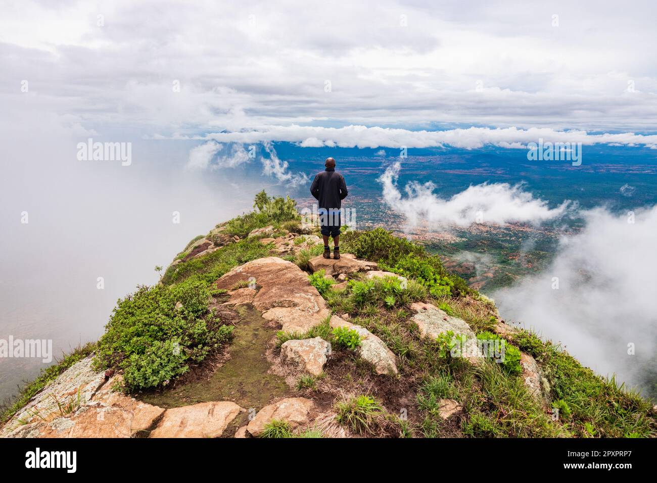 Vue arrière d'un randonneur à un point de vue panoramique sur le mont Longido en Tanzanie Banque D'Images