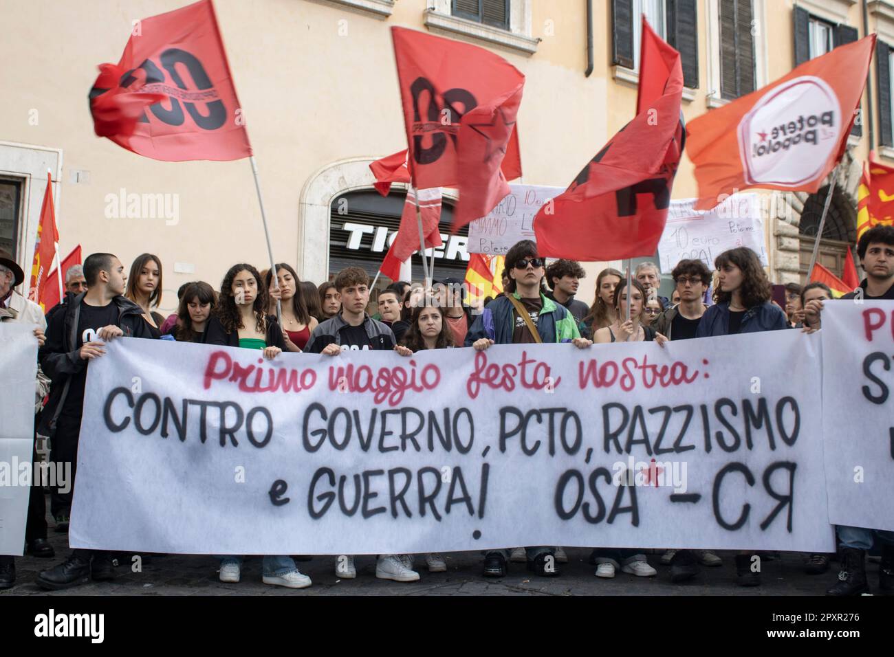 Rome, Italie. 01st mai 2023. Des centaines de travailleurs et d'étudiants ont présidé le gouvernement à l'occasion de la Journée des travailleurs. A critiqué les décisions prises sur l'arrestation du revenu du citoyen et l'extension des contrats à durée déterminée. Le gouvernement est accusé de créer la précarité et l'exploitation. (Photo d'Elisa Bianchini/Pacific Press) Credit: Pacific Press Media production Corp./Alay Live News Banque D'Images
