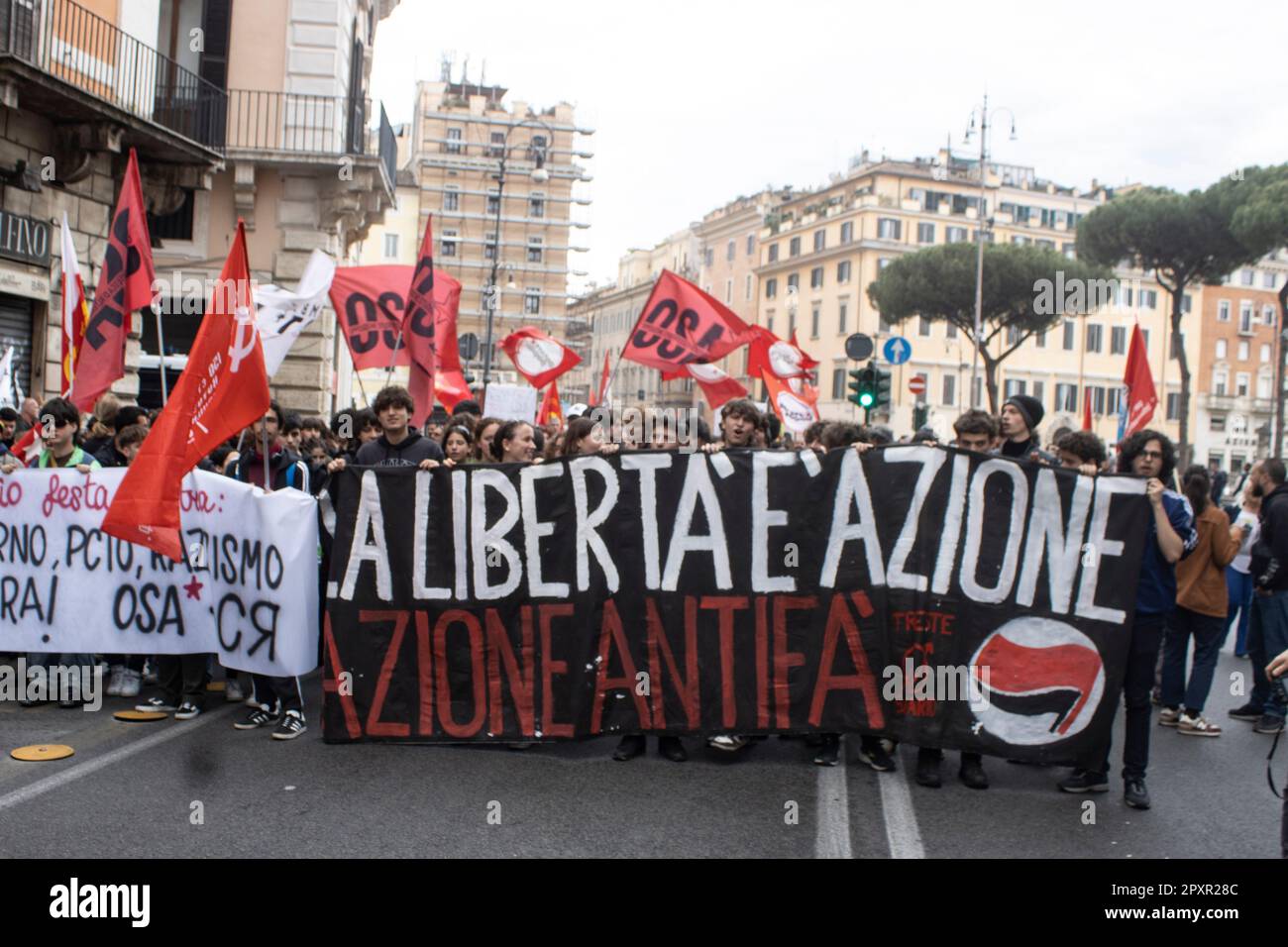 Rome, Italie. 01st mai 2023. Des centaines de travailleurs et d'étudiants ont présidé le gouvernement à l'occasion de la Journée des travailleurs. A critiqué les décisions prises sur l'arrestation du revenu du citoyen et l'extension des contrats à durée déterminée. Le gouvernement est accusé de créer la précarité et l'exploitation. (Photo d'Elisa Bianchini/Pacific Press) Credit: Pacific Press Media production Corp./Alay Live News Banque D'Images