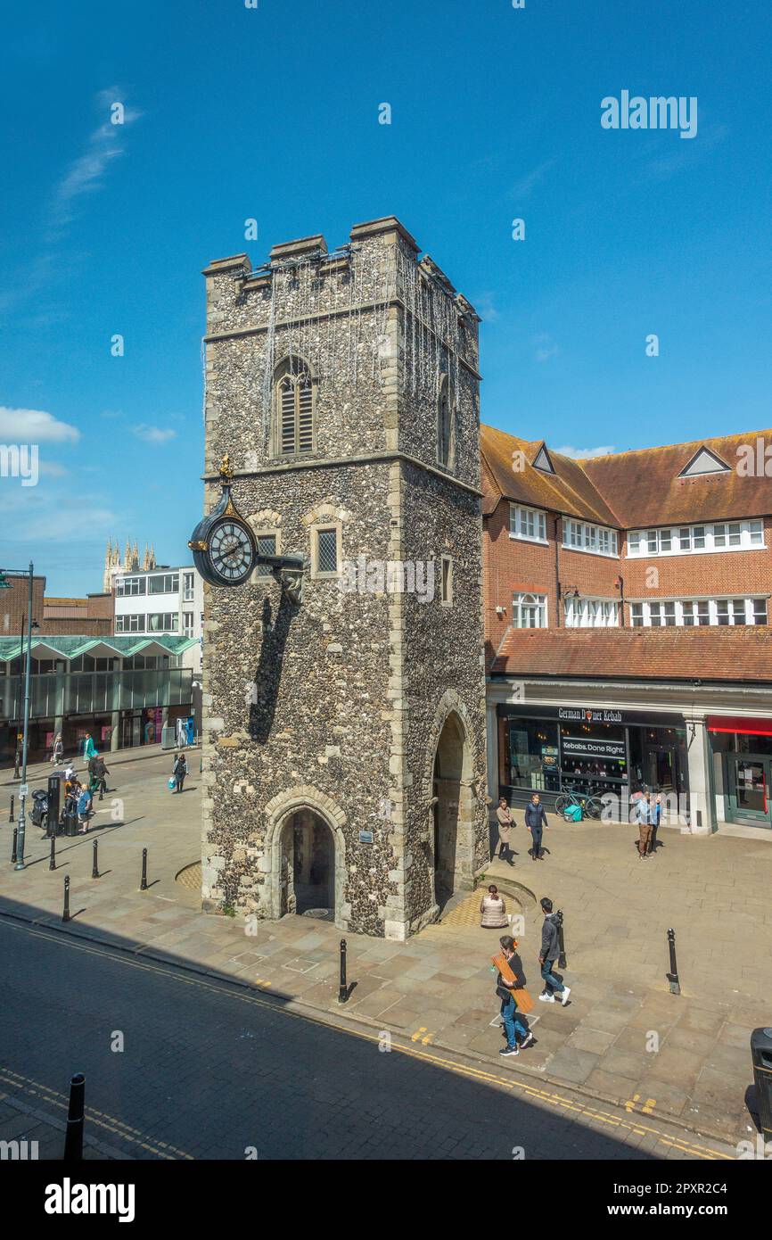 La tour de l'horloge, vestiges de l'église St Georges, rue St Georges, Canterbury, Kent, Angleterre, église a été bombardée dans le WW2 Blitz. Banque D'Images