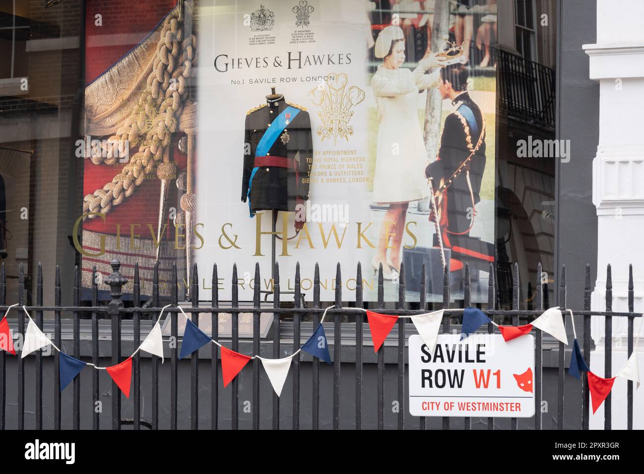 Cinq jours avant le couronnement du roi Charles III, à la suite de la mort de la reine Elizabeth l'année dernière, un uniforme porté par le prince de Galles de l'époque à son investiture est exposé dans la fenêtre de Gieves & Hawkes à Savile Row, le 2nd mai 2023, à Londres, en Angleterre. Gieves & Hawkes a été fondé en 1711 et est un détaillant de tailleur et de vêtements pour hommes sur mesure situé au 1 Savile Row. Banque D'Images