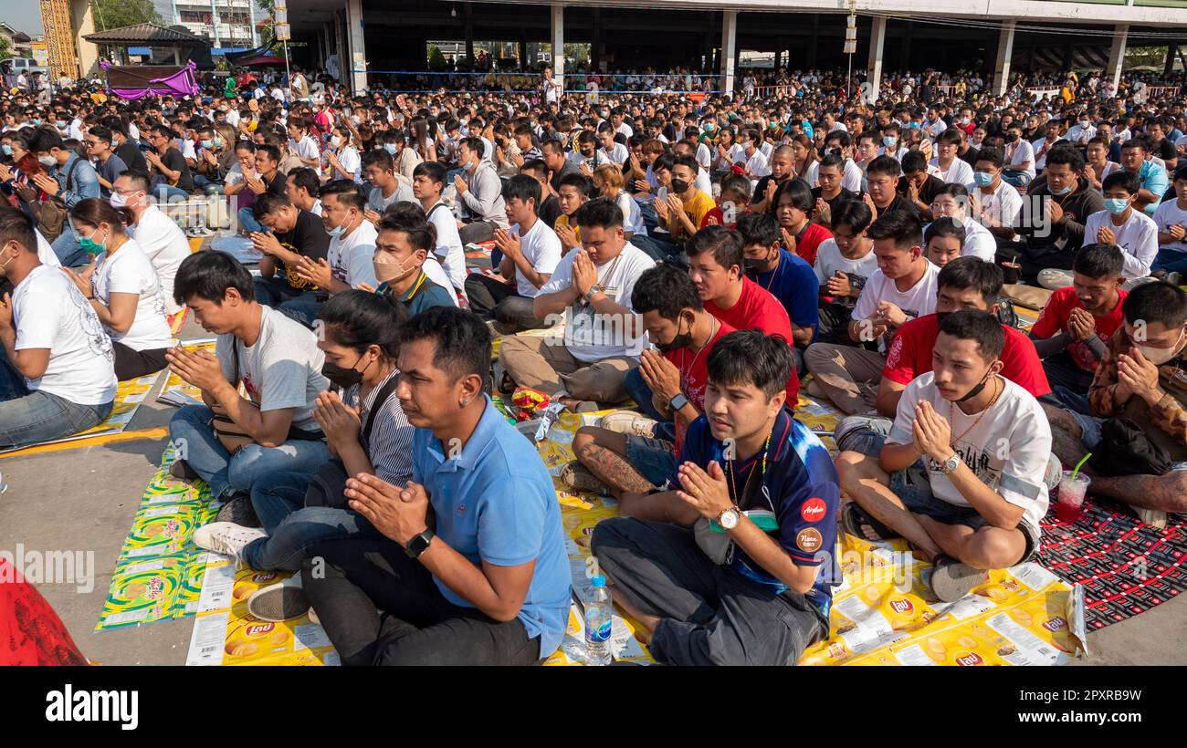Les gens prient pendant le festival du Tattoo Wai Khru au temple Wat Bang Phra. L'événement commence le premier vendredi de mars lorsque les dévotés font la queue Banque D'Images
