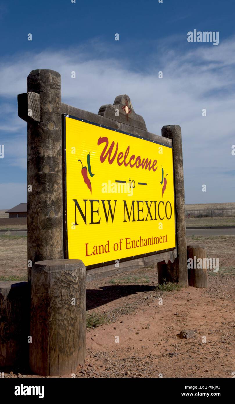 Panneau de bienvenue jaune du Nouveau-Mexique situé au Nm Welcome Center en provenance du Texas, États-Unis. Banque D'Images