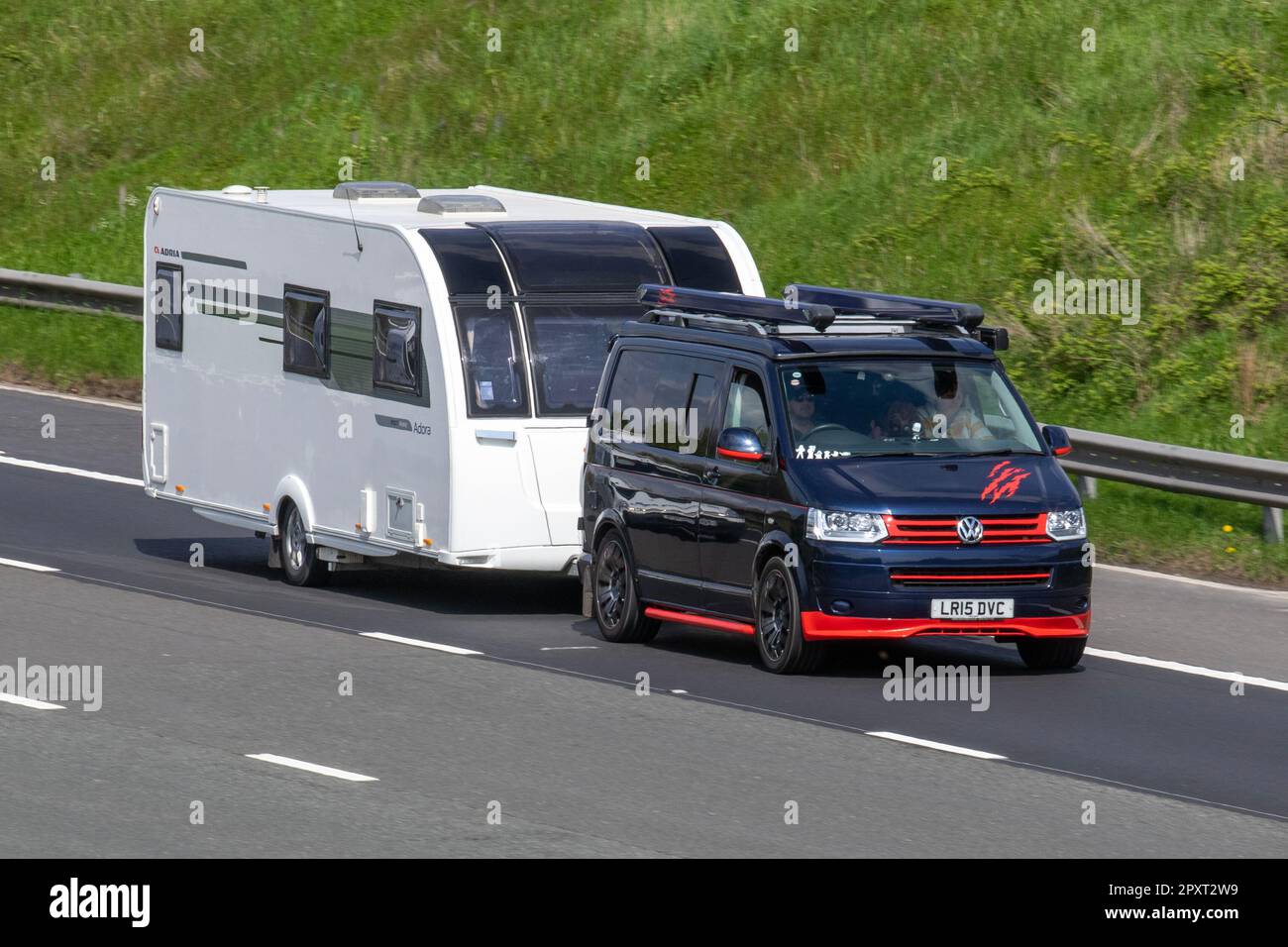 Adria caravane Adora remorquée par 2015 VW Volkswagen Tporter T28 TLINE 102 SwbTdi 102 SWB LCV Panel Van Diesel 1968 cc Banque D'Images