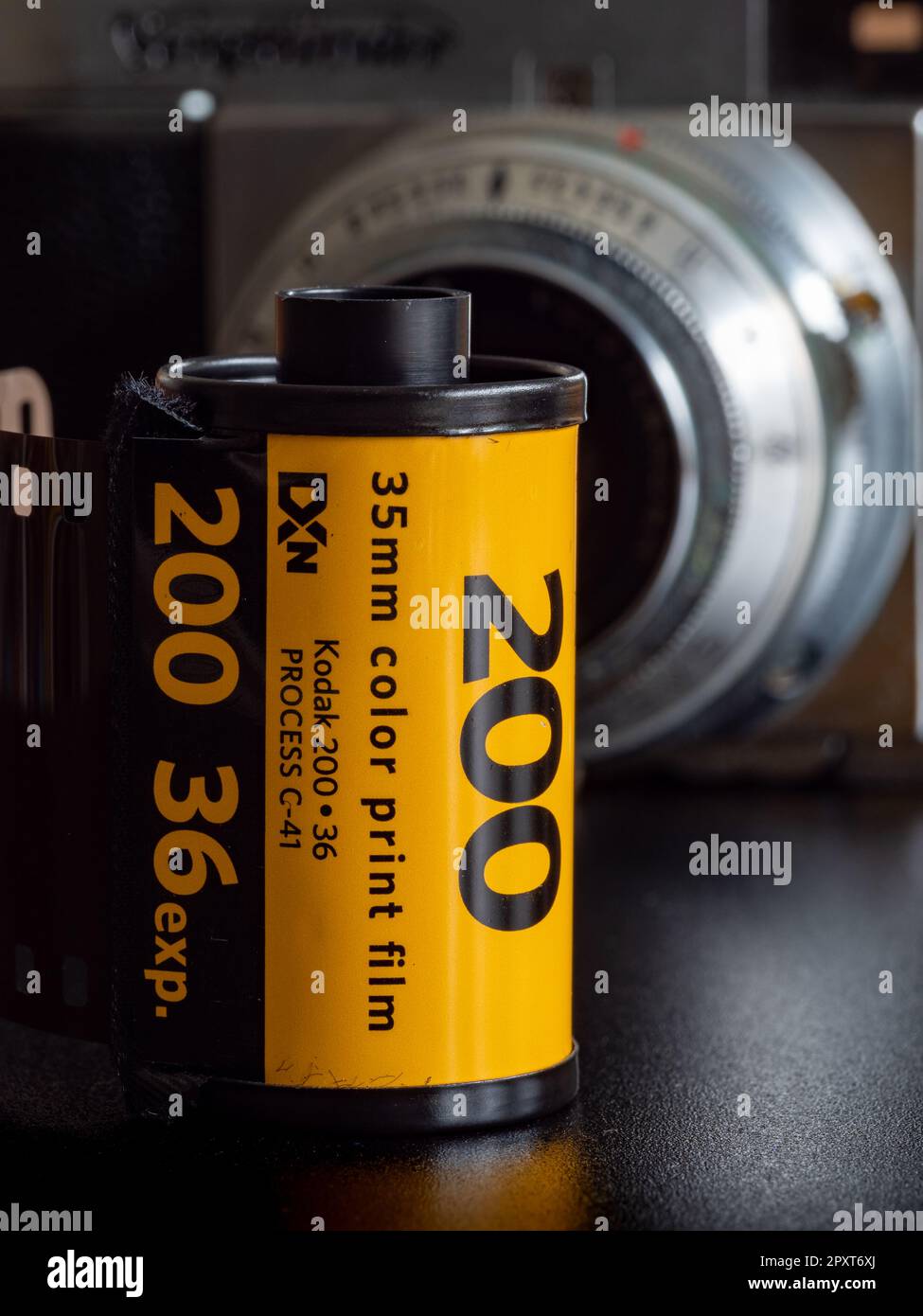 Un film Kodak 35mm doré, le moyen classique non numérique de traiter des photos avec un négatif. Banque D'Images