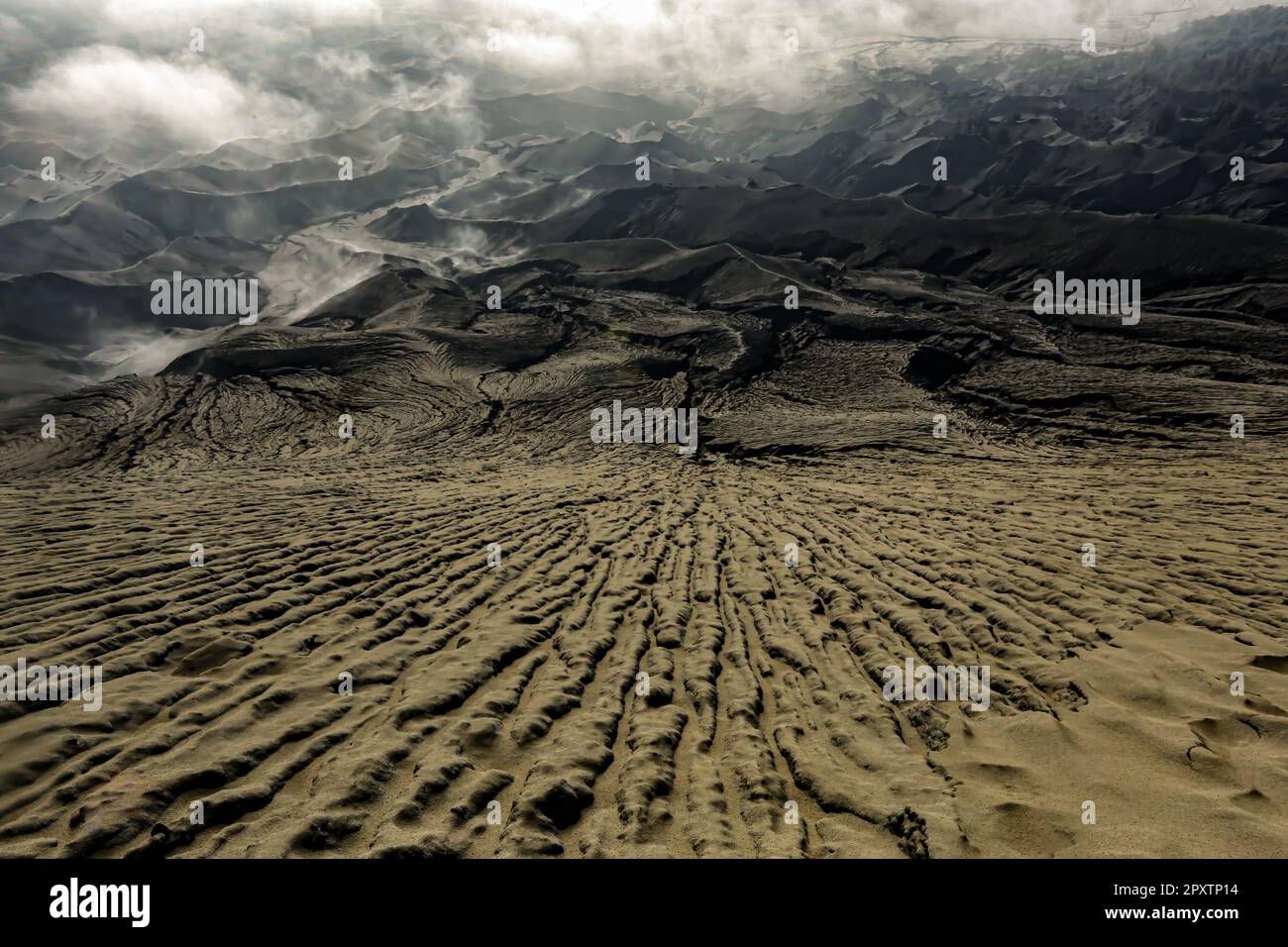 La mer de sable autour du mont Bromo dans le parc national de Bromo Tengger, Semeru, Java-est, Indonésie Banque D'Images