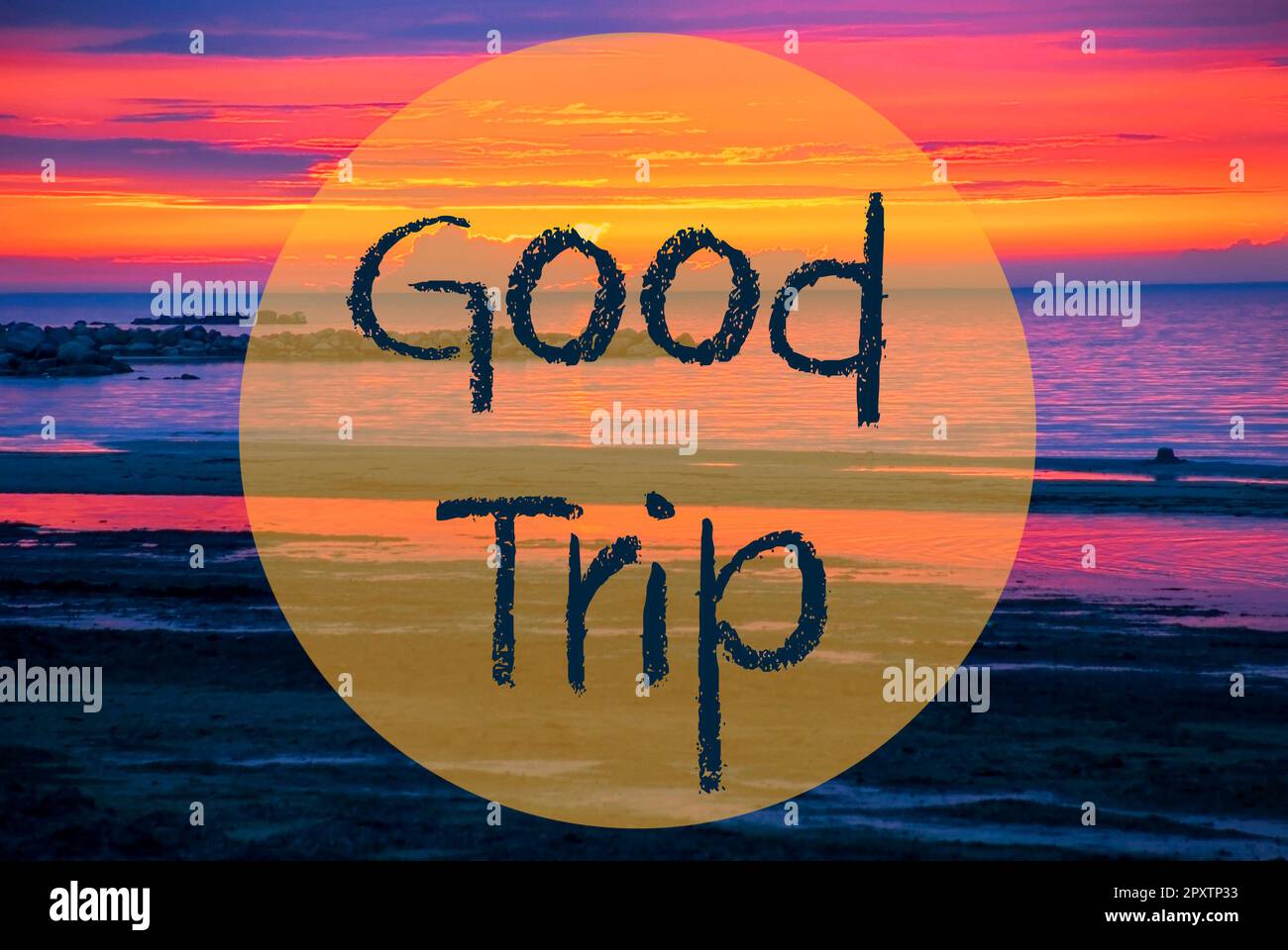 Texte anglais bon voyage. Coucher de soleil romantique ou lever du soleil sur la mer ou l'océan en Suède, Scandinavie en arrière-plan Banque D'Images