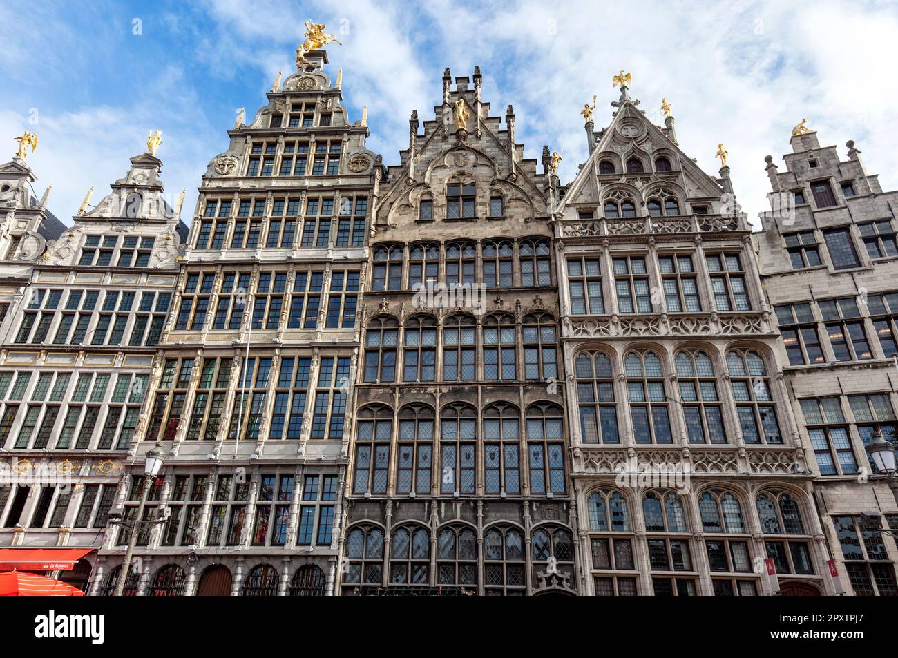 Guildhalls historiques dans la vieille ville de Grote Markt. Le plus haut est Pand van Spanje ou Maison d'Espagne également appelé Saint Joris (qui est au sommet du cheval). Anvers. Banque D'Images