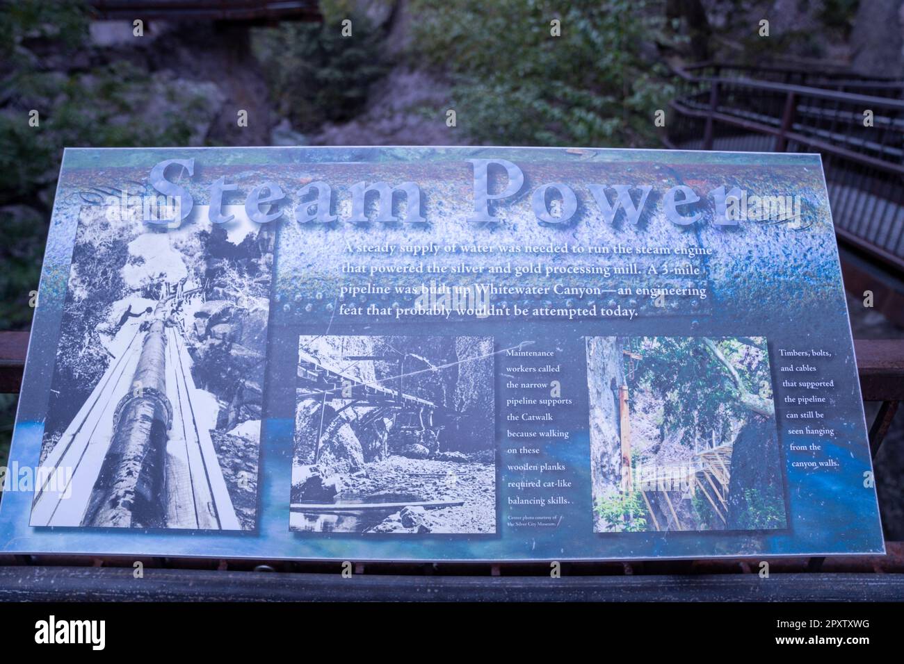Glenwood, Nouveau-Mexique - 20 octobre 2022: Panneau d'information pour la zone de loisirs de passerelle de Whitewater Canyon sur la façon dont une machine à vapeur était autrefois opérette Banque D'Images